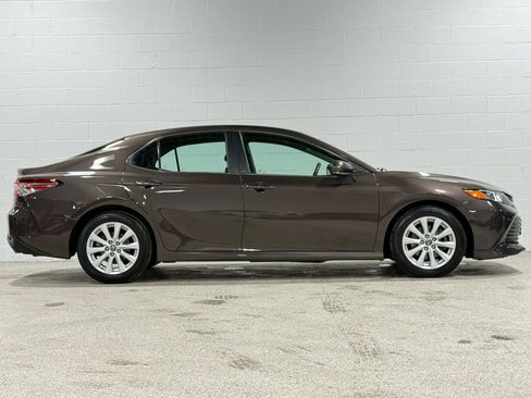 Used 2018 Toyota Camry L image 5