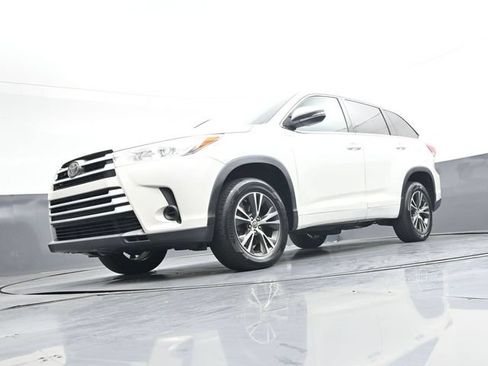 Used 2018 Toyota Highlander LE FWD image 36