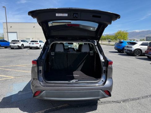 Used 2021 Toyota Highlander XLE AWD/4WD image 21