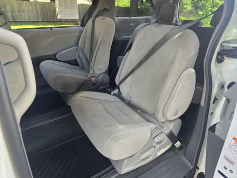 Used 2019 Toyota Sienna LE FWD image 21
