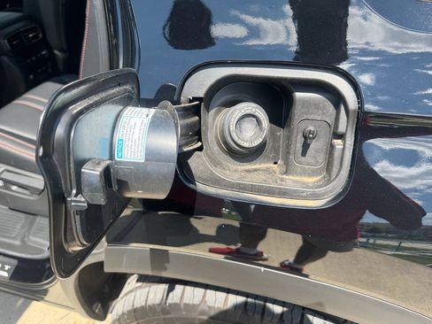 Used 2025 Honda Pilot TrailSport image 32