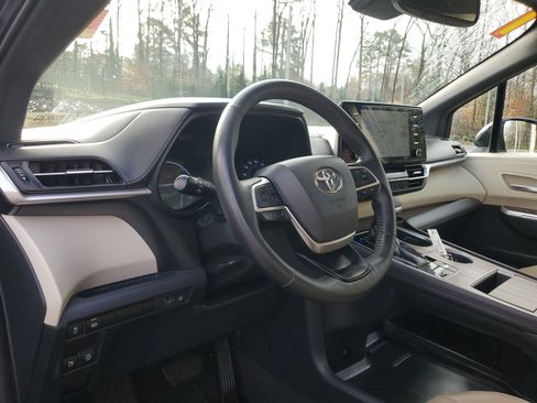 Used 2021 Toyota Sienna XLE image 16