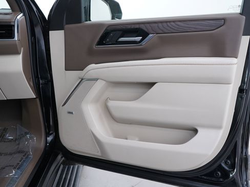 Used 2025 GMC Yukon XL Denali w/ Denali Reserve Package AWD/4WD image 9