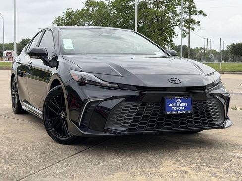 Used 2025 Toyota Camry SE w/ Convenience Package FWD image 2