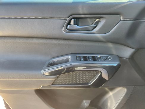 Used 2025 Nissan Pathfinder SV w/ SV Premium Package image 25