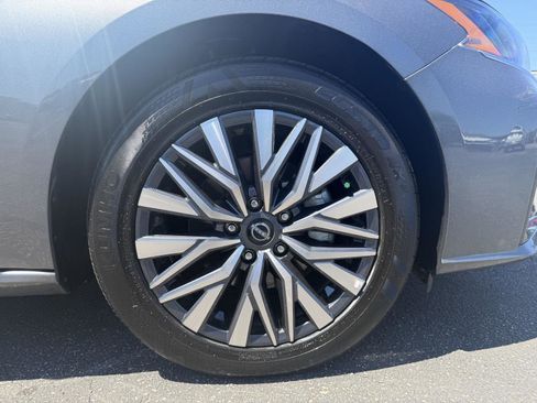 Used 2025 Nissan Altima 2.5 SV FWD image 9