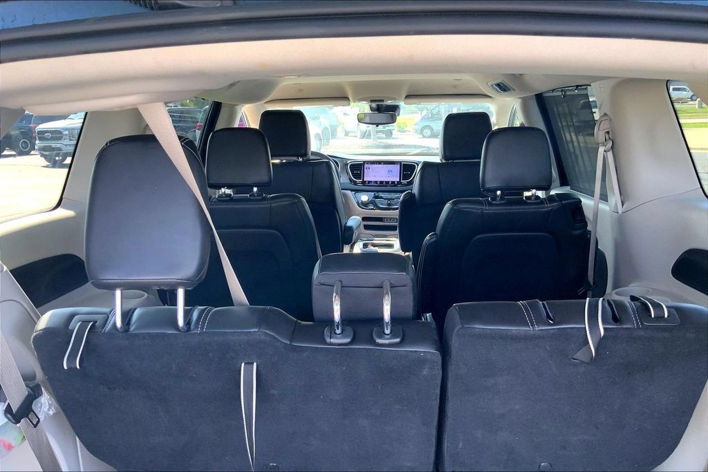 Used 2023 Chrysler Pacifica Touring-L FWD image 6