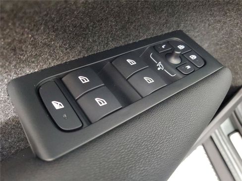 Certified 2026 Volvo XC40 B5 Core AWD/4WD image 20