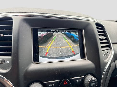 Used 2018 Jeep Grand Cherokee Laredo AWD/4WD image 14
