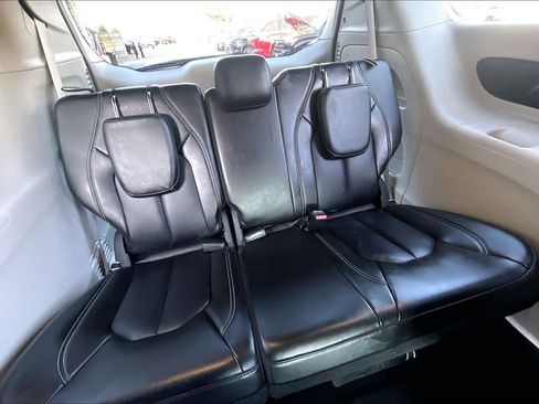 Used 2024 Chrysler Pacifica Touring-L image 35