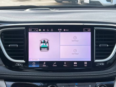 Used 2023 Chrysler Pacifica Touring-L FWD image 32