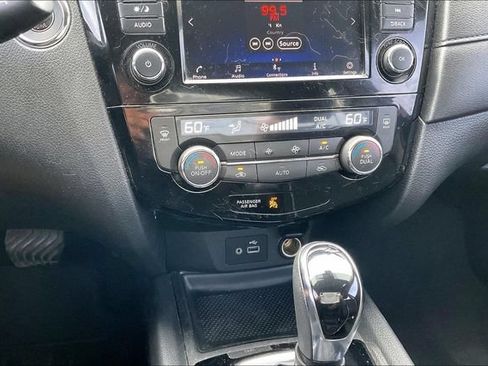 Used 2019 Nissan Rogue SV FWD image 14