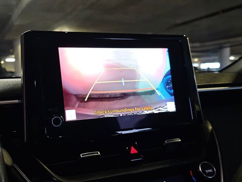 Used 2023 Toyota Corolla Cross XLE image 2