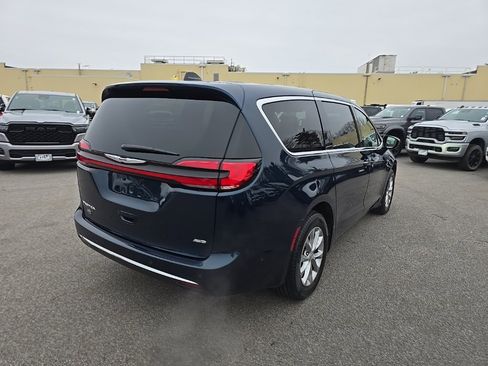 Used 2025 Chrysler Pacifica Select image 7
