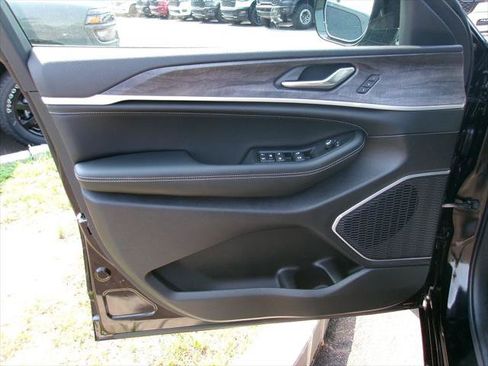 Used 2026 Jeep Grand Cherokee Limited AWD/4WD image 6