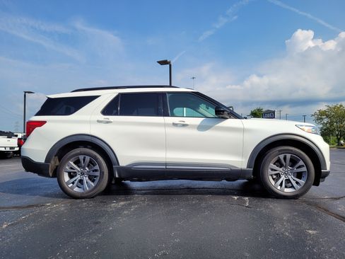 Used 2022 Ford Explorer XLT w/ Equipment Group 202A AWD/4WD image 2