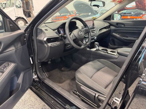Used 2025 Nissan Altima 2.5 S FWD image 12