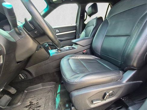 Used 2017 Ford Explorer XLT w/ Equipment Group 202A FWD image 11