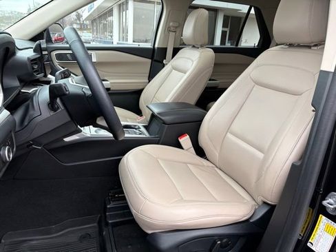 Used 2023 Ford Explorer XLT w/ Equipment Group 202A image 4