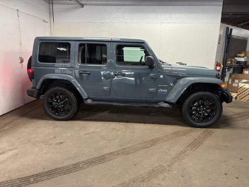 Used 2024 Jeep Wrangler Unlimited Sahara w/ Technology Group AWD/4WD image 4