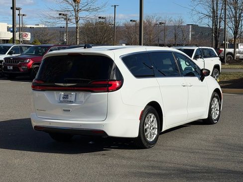 Certified 2025 Chrysler Pacifica Select image 7