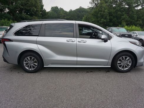 Used 2022 Toyota Sienna XLE FWD image 24