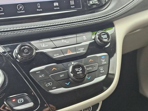 Used 2023 Chrysler Pacifica Touring-L FWD image 24