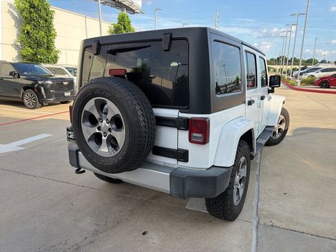 Used 2017 Jeep Wrangler Unlimited Sahara w/ Connectivity Group AWD/4WD image 3