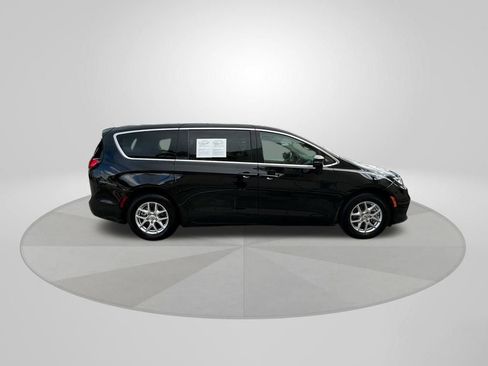 Used 2024 Chrysler Pacifica Touring-L image 8