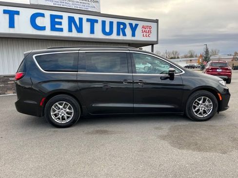 Used 2022 Chrysler Pacifica Touring FWD image 16