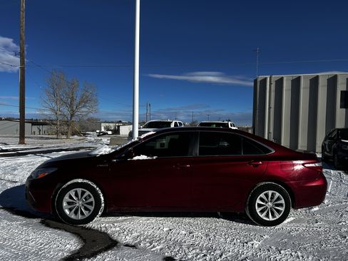 Used 2017 Toyota Camry LE image 2