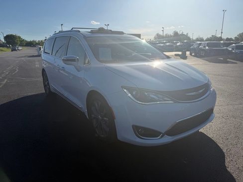 Used 2018 Chrysler Pacifica Limited w/ Tire & Wheel Group FWD image 2