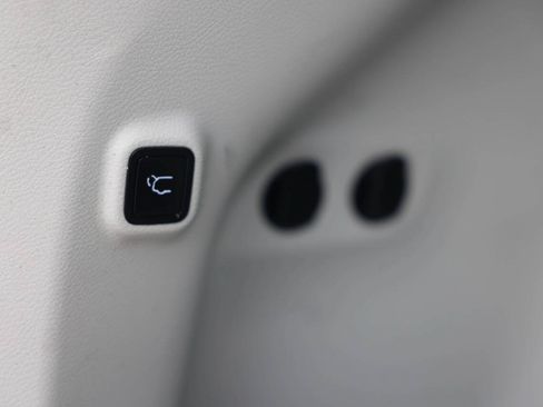 Used 2019 Jeep Cherokee Limited AWD/4WD image 16