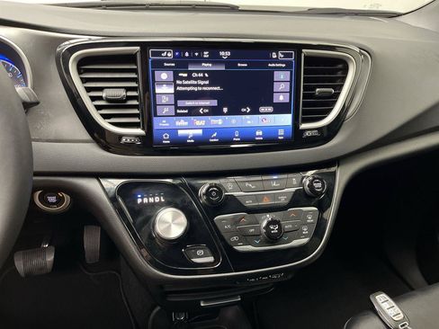 Used 2025 Chrysler Pacifica Select FWD image 16