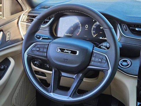 New 2025 Jeep Grand Cherokee Limited w/ Luxury Tech Group II RWD image 11