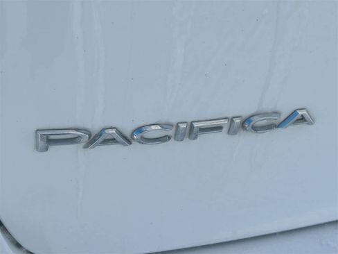 Used 2023 Chrysler Pacifica Touring-L image 13