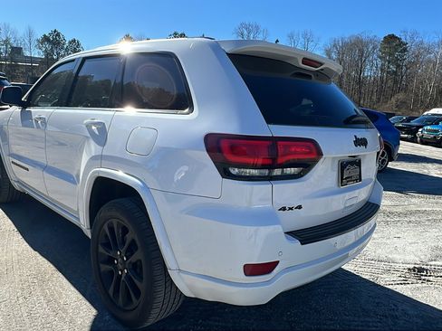 Used 2018 Jeep Grand Cherokee Altitude image 10