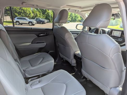 Used 2023 Toyota Highlander XLE AWD/4WD image 22