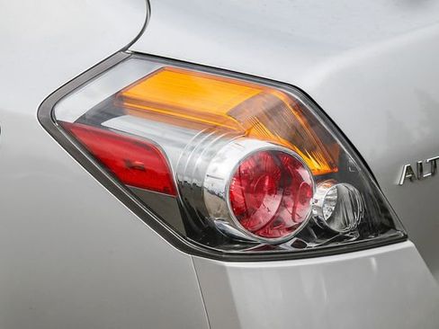 Used 2010 Nissan Altima 2.5 S FWD image 10