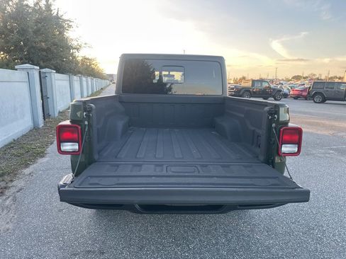 Used 2022 Jeep Gladiator Overland w/ Cold Weather Group image 9