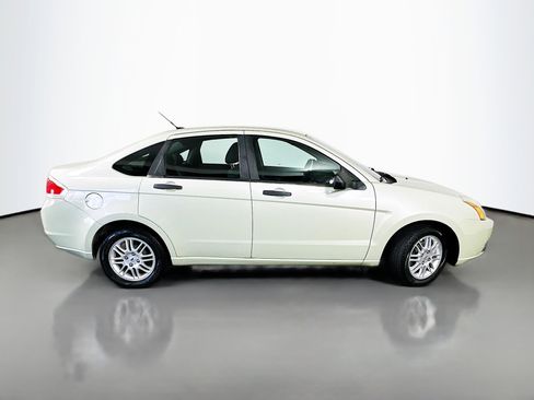 Used 2010 Ford Focus SE FWD image 8