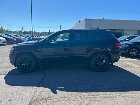 Used 2017 Jeep Grand Cherokee Altitude AWD/4WD image 3