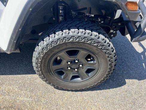 Used 2021 Jeep Gladiator Mojave AWD/4WD image 9
