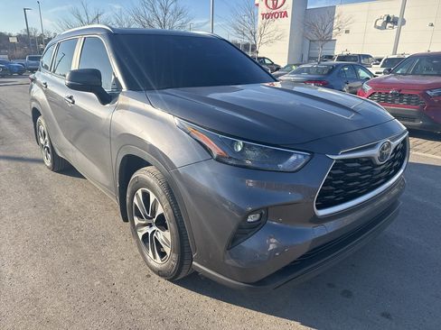 Certified 2024 Toyota Highlander XLE image 2