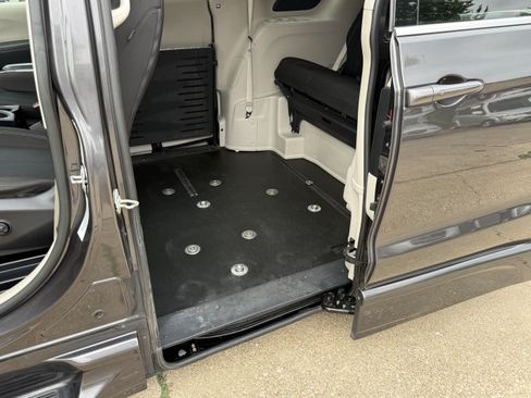 Used 2022 Chrysler Voyager LX FWD image 27