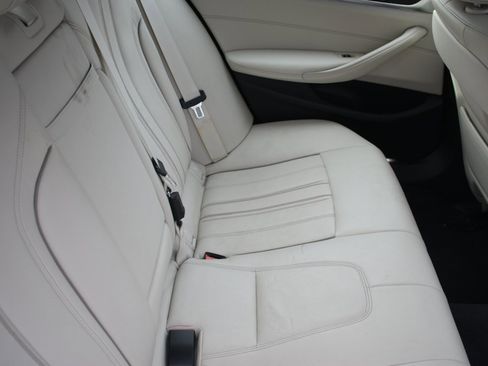 Used 2023 BMW 530e xDrive w/ Convenience Package image 30