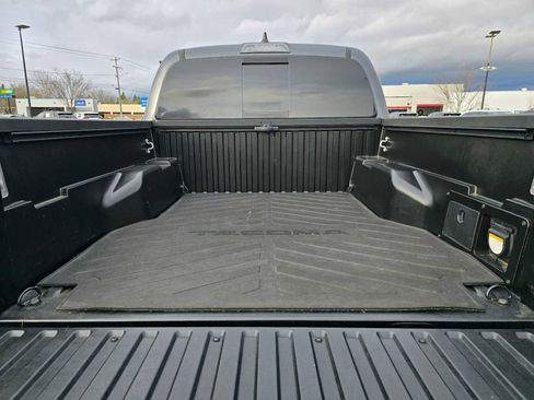 Used 2022 Toyota Tacoma TRD Off-Road image 17