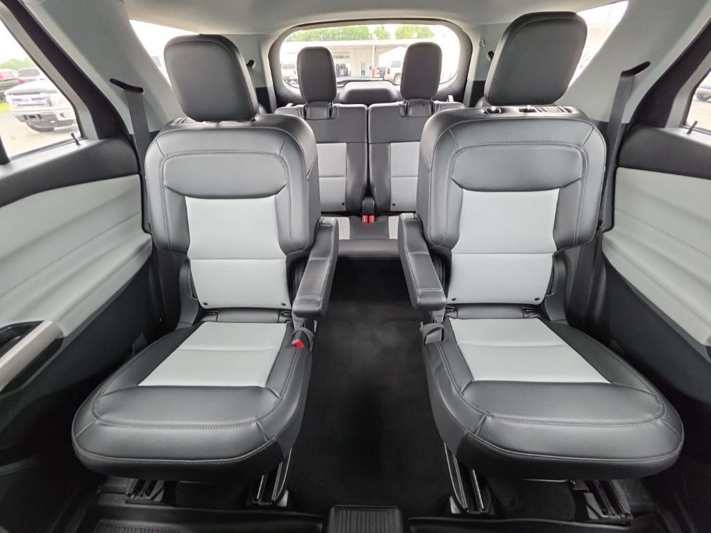 Used 2023 Ford Explorer XLT w/ Equipment Group 202A AWD/4WD image 23