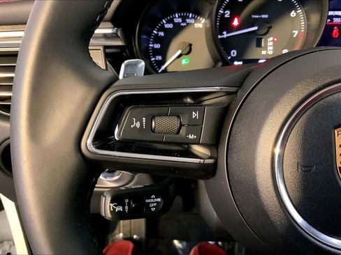 Used 2025 Porsche Macan image 27