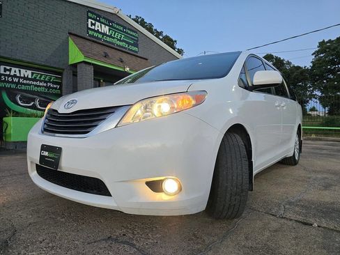 Used 2013 Toyota Sienna XLE image 57